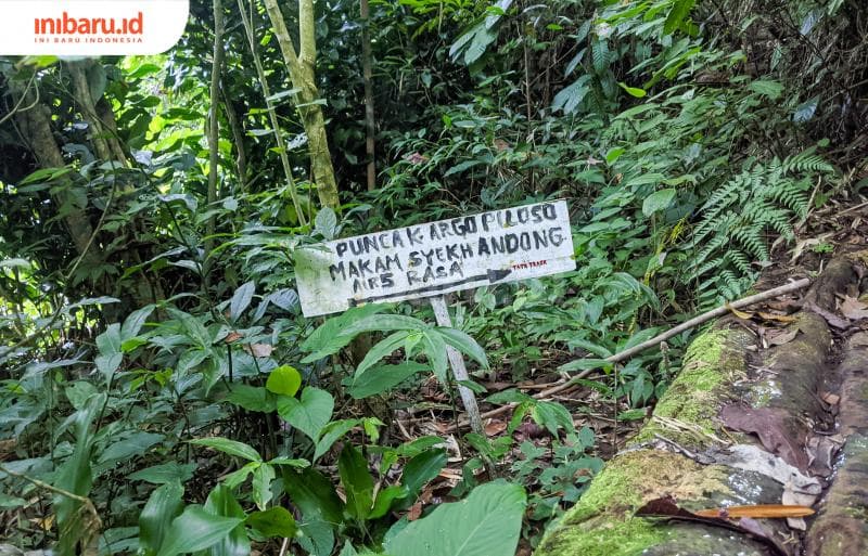 Sebelah Sendang Tiga Rasa terdapat penunjuk arah menuju puncak Argopiloso. (Inibaru.id/ Hasyim Asnawi).