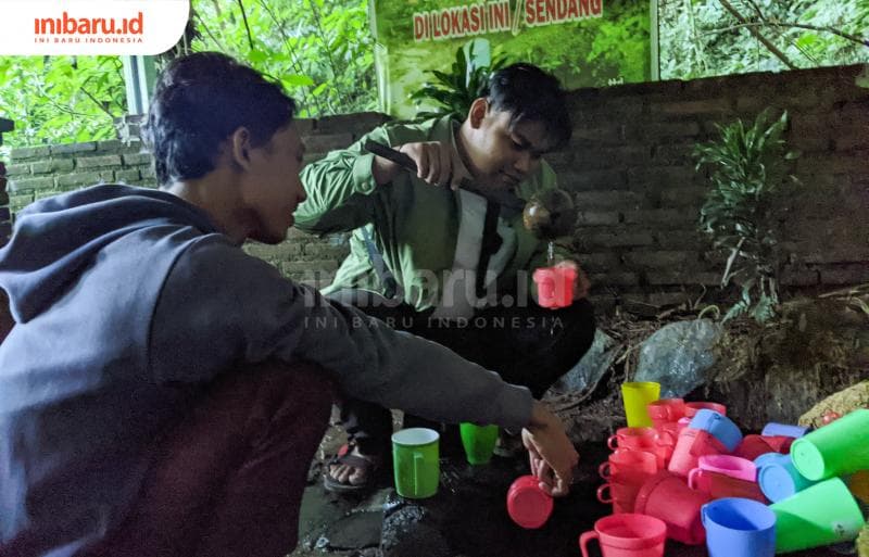 Pengunjung sedang mencicipi air dari salah satu sumber yang ada di kawasan Sendang Tiga Rasa. (Inibaru.id/ Hasyim Asnawi)