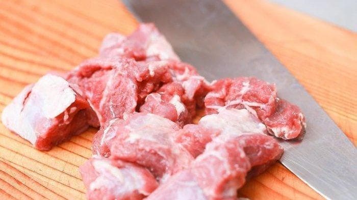 Daging kambing memiliki aroma prengus. (via Wikihow)