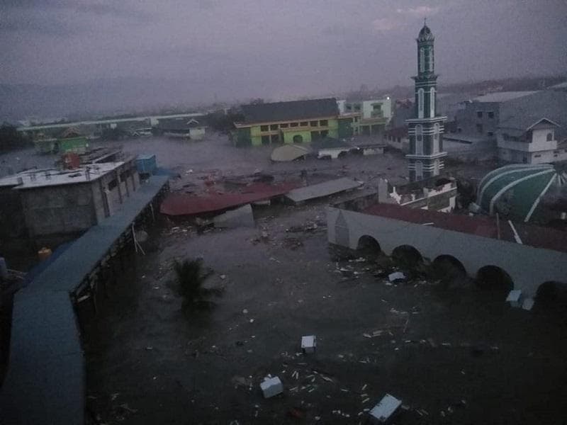 Tsunami menerjang Palu pada 2018 silam. (via Benarnews)