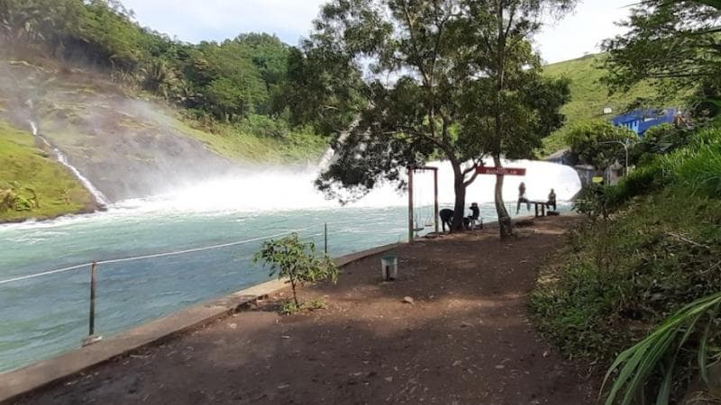 Pengunjung menikmati keindahan aliran sungai di Taman Badegolan. (Googleuser/Windu Dolandolan)