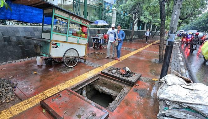 Trotoar rusak yang bisa membahayakan dan disalahgunakan jadi penyebab banyak orang Indonesia enggan berjalan kaki. (Eramuslim)