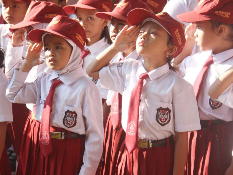 Bupati Semarang Ngesti Nugraha mengimbau masyarakat untuk membantu anak sekolah yang kurang mampu. (Wikimedia common)