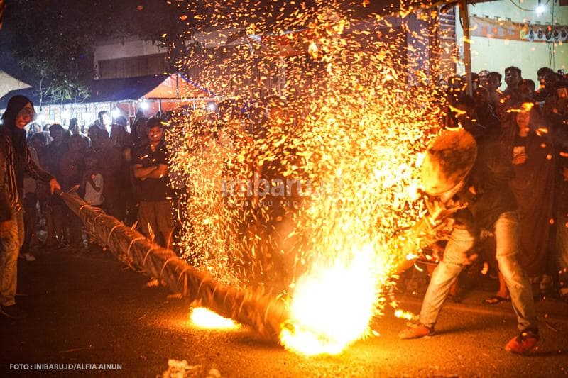 Percikan api saat bertarung obor dengan lawan.