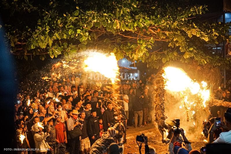 Obor dari kedua kubu telah disulut.