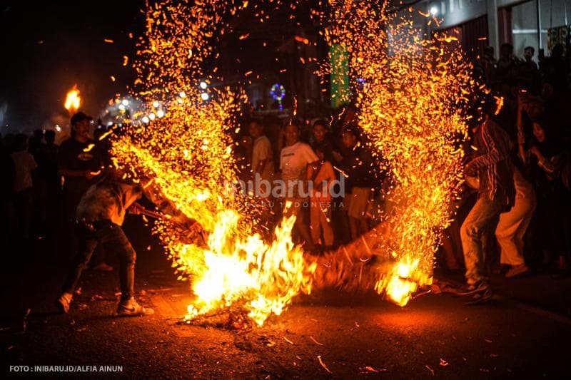 Kedua obor merunduk ke tanah untuk menaklukkan lawan