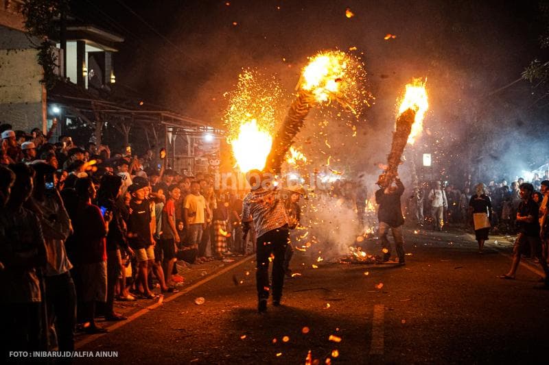 Dua petarung obor yang telah bersiap-siap.