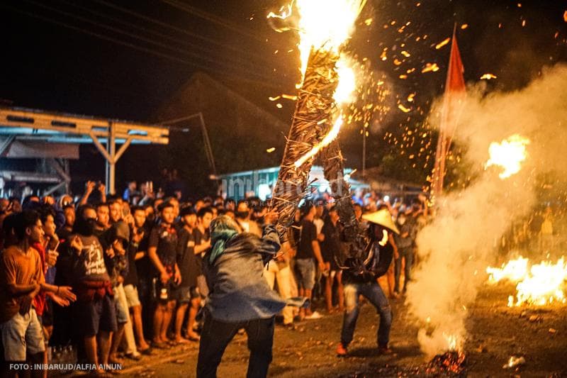 Ekspresi masyarakat saat menonton perang obor.