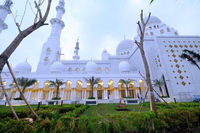 Lingkungan Masjid Raya Syeikh Zayed Solo menjadi lebih sejuk dengan adanya kapsul MicroForest. (RRI)