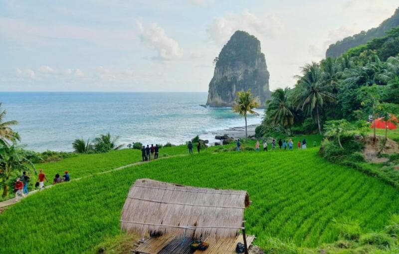 Pantai Pangasan punya pemandangan alam yang indah. (jadesta.kemenparekraf.go.id)