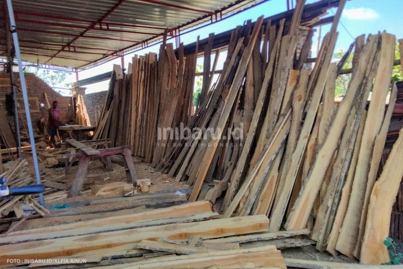 Kayu jati berkualitas baik menjadi kunci utama menciptakan gebyok ukir bernilai jual tinggi.