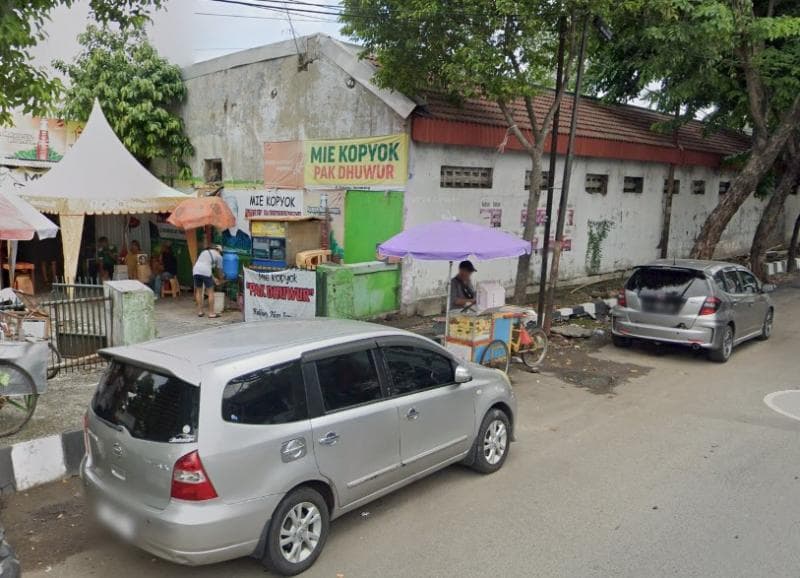 Warung Mi Kopyok Pak Dhuwur Semarang yang berlokasi dekat dengan Stasiun Poncol. (Google Street View)