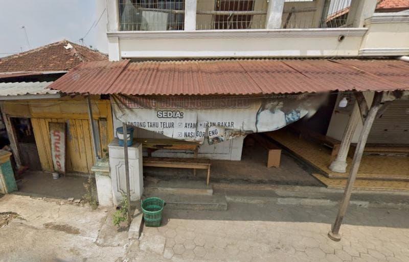 Warung Lontong Tahu Bu Sujad baru buka pukul 18.00 WIB. (Google Street View)