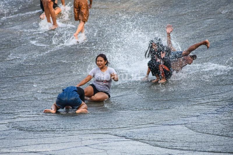 Meluncur dari mercu bendung Banjir Kanal Barat Semarang menjadi hiburan berbagai kalangan, khususnya anak muda.&nbsp;