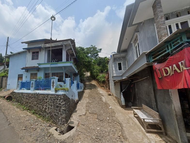 Gang masuk Warung Nasi Jagung Bu Sartinah, Kudus. Warungnya ada di sisi kanan jalan. (Google Street View)