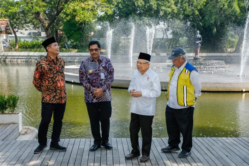 Wakil Presiden Ma'ruf Amin didampingi Pj Gubernur Jateng, Nana Sudjana meninjau lokasi Taman Balekambang, Surakarta, Kamis (25/7). (PUPR)