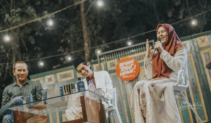 Ustazah Ning Imaz tampil bersama suami (tengah) dalam kajian mingguan Nongkrong Tobat yang diselenggarakan Santrendelik Semarang. (Instagram/Santrendelik)