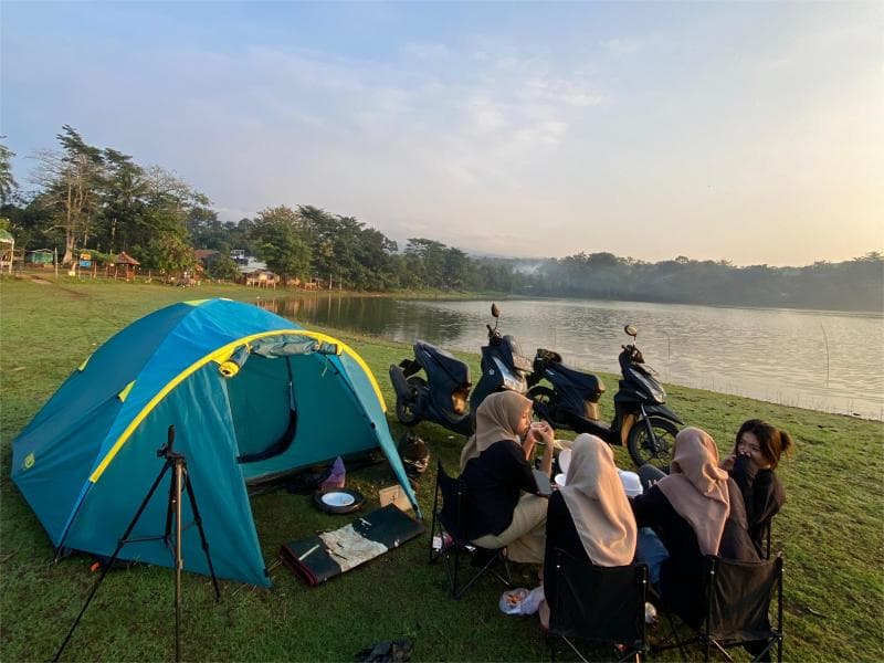 Para anam muda terlihat ngobrol asik di tepi danau dengan menyewa perlengkapan outdoor. (Dok Compass GMB Outdoor Rent)