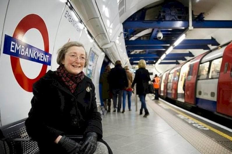 Dr Margaret McCollum saat menunggu suara pengumuman di Stasiun Embankment London. (Rakyatku)