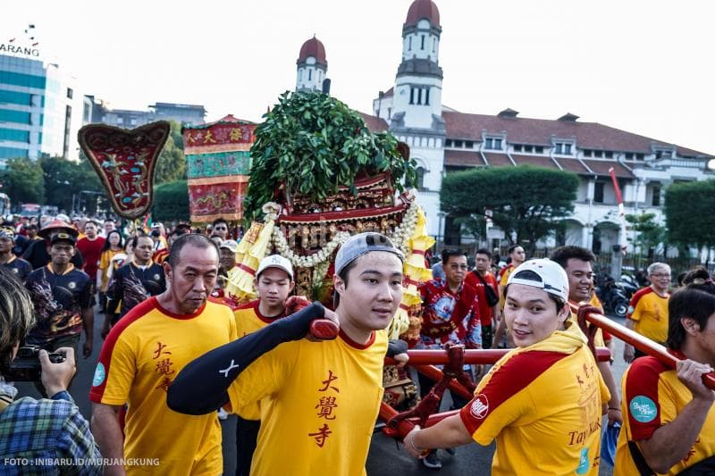 Para peserta Festival Cheng Ho berarak dari Pecinan Semarang menuju Kelenteng Sam Poo Kong.&nbsp;