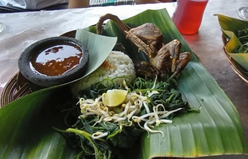 Blekok goreng, kuliner khas Pati di Omah Kopyor. (Betanews/Kholistiono)