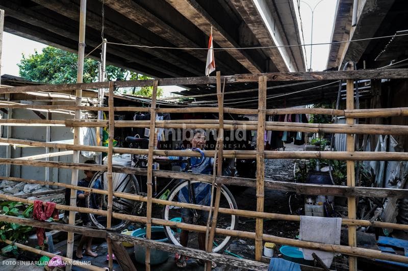 Setelah digusur, sebagian warga Kampung Cakrawala kini menghuni kolong Jalan Yos Sudarso Semarang.