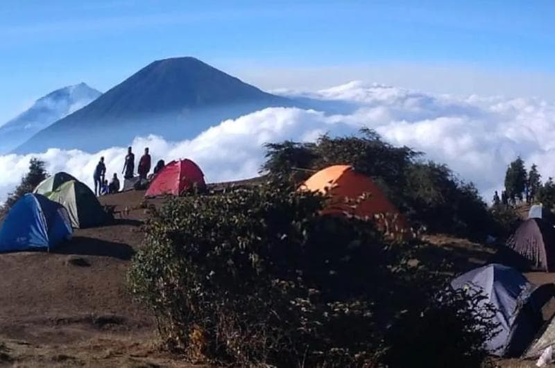 Pendakian ke puncak Gunung Prau dari basecamp hanya memerlukan waktu sekitar 3-4 jam. (Liputan6/Misyadi)