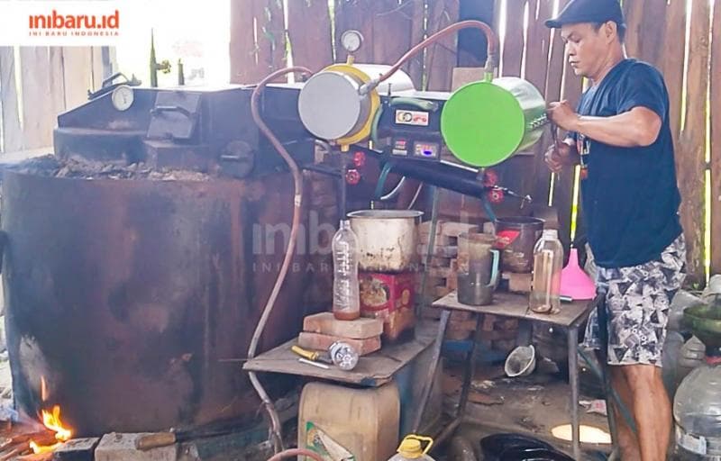 Mesin pirolisis digunakan untuk membakar sampah plastik jadi BBM.&nbsp;(Inibaru.id/ Sekarwati)