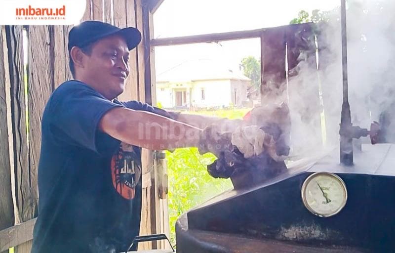 Operator memasukkan sampah plastik ke mesin pirolisis untuk dimasak menjadi gasolin dan solar. (Inibaru.id/ Sekarwati)&nbsp;