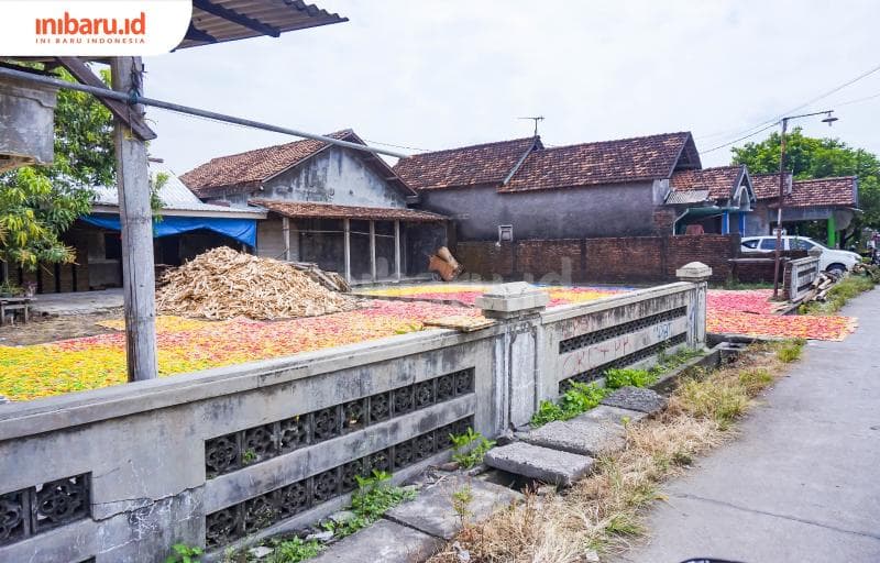 Mayoritas penduduk Dukuh Kalitekuk, Desa Ngaluran, Kecamatan Karanganyar, Demak merupakan pengrajin kerupuk tayamum.&nbsp;(Inibaru.id/ Sekarwati)