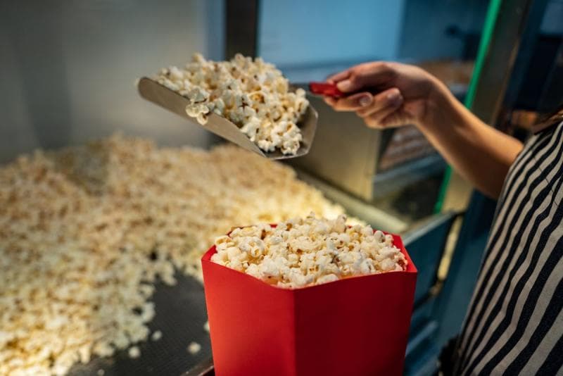 Ada bahan-bahan khusus yang digunakan dalam pembuatan popcorn di bioskop. (Getty Images/Andresr)