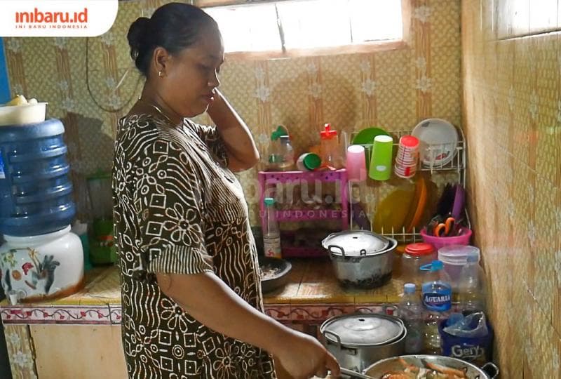 Di dapur sederhananya, Darwati mengolah menu rajungan saus merah untuk dijual seharga Rp100 ribu per porsi. (Inibaru.id/ Sekarwati)