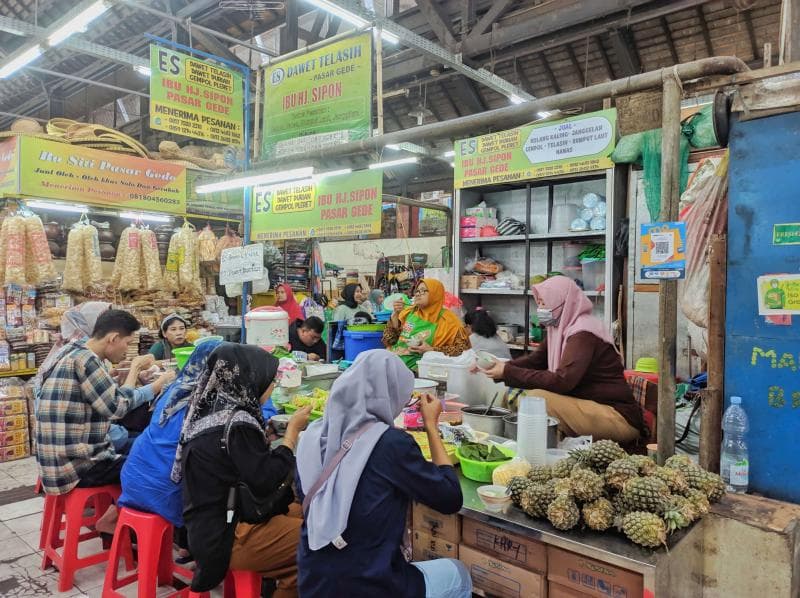 Kedai Dawet Telasih Bu Hj Sipon selalu ramai pembeli. (Rri/Soufi Asegaf)