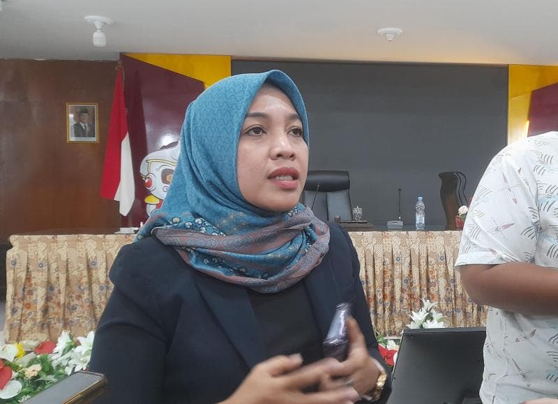 Komisioner KPU Jateng, Akmaliyah tengah diwawancara tekait persiapan debat Cagub -Cawagub di kantor KPU Jateng. (Inibaru.id / Danny Adriadhi Utama)