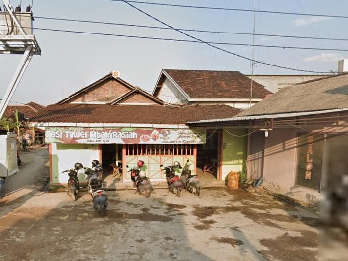 Warung Sego Tewel Mbah Rasiah di Pati yang masih sederhana. (Google Street View)