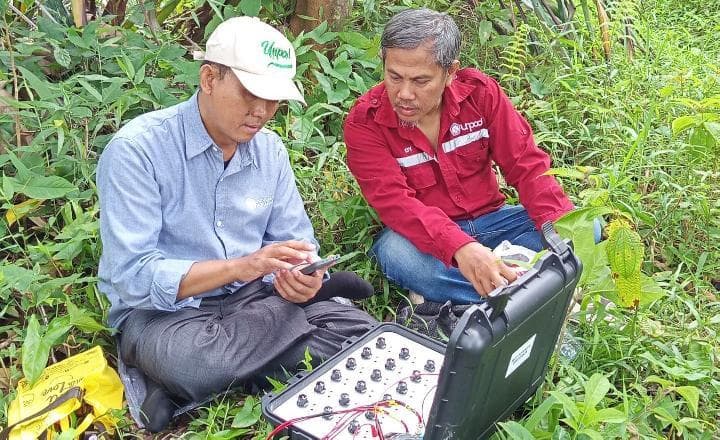 Guru Besar Unpad melakukan perekaman suara bumi. (Tempo/Anwar Siswadi)