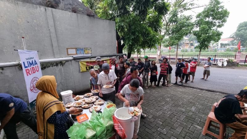 Hanya dengan merogoh kocek Rp5 ribu, kamu sudah bisa menyantap sepiring sarapan yang lengkap. (Inibaru.id/ Danny Adriadhi Utama)<br>