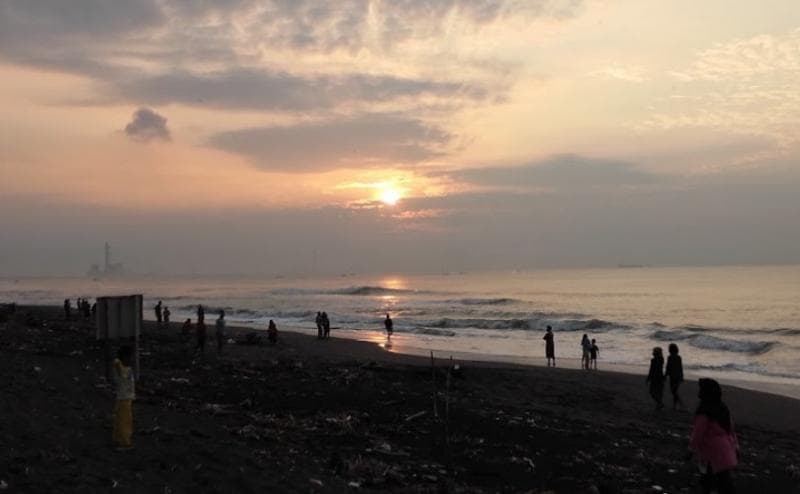 Pemandangan matahari terbit alias sunrise di Pantai Kamulyan Cilacap. (Googleuser/Amir-amir)