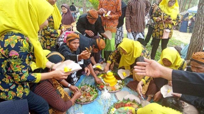 Warga mengadakan makan bersama dalam Tradisi Momongi Sampah. (Tribunnews/Imam Masitoh)