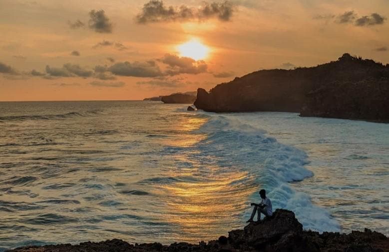 Sunset di Pantai Midodaren Gunungkidul. (Googleuser/Abimanyu G.s)