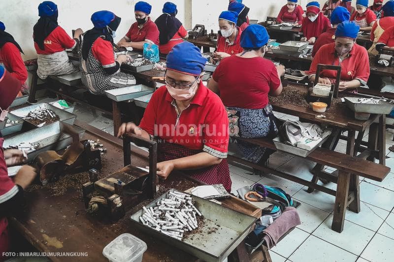 Untuk menjaga higienitas dan melindungi diri dari aroma tembakau yang menyengat, para karyawan di Pabrik Rokok Praoe Lajar dibekali masker dan alat pelindung diri lainnya.