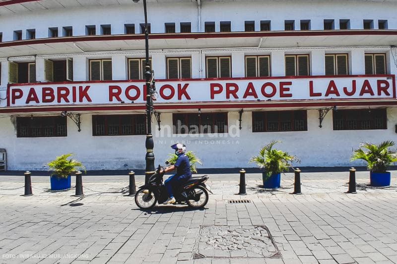 Bangunan Pabrik Rokok Praoe Lajar tampak ikonik dengan tulisan besar-besar di dinding luarnya.