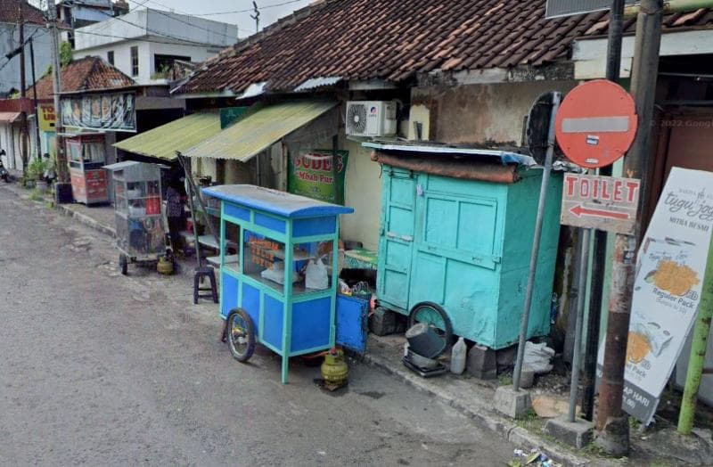 Gerobag penjual martabak telur puyuh di Pasar Pathuk Yogyakarta. (Google Street View)