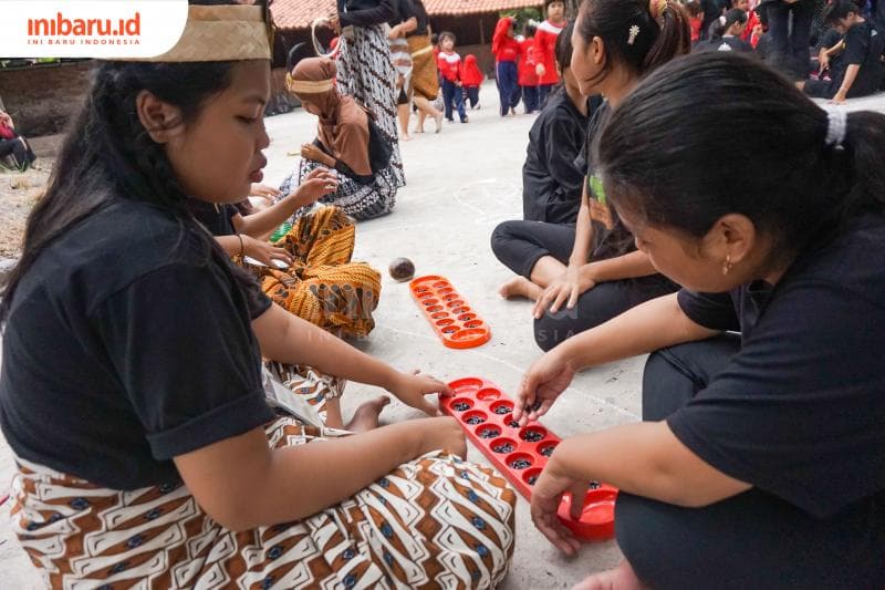 Dakon menjadi salah satu dolanan anak yang dimainkan dalam acara Latar Jembar di Pendopo Notobratan, Kadilangu, Demak, beberapa waktu lalu. (Inibaru.id/ Sekarwati)