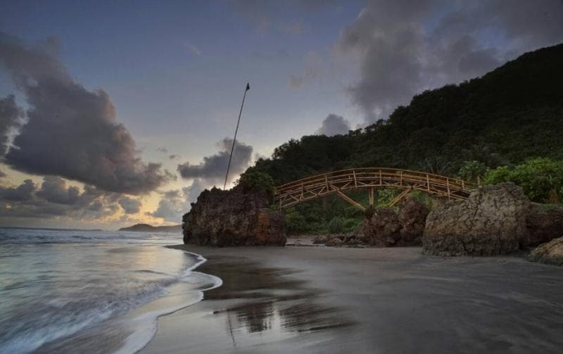 Pantai Surumanis di Kebumen. (Googleuser/Saung kaprok)