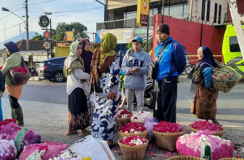 Tri menjual bunganya di Pasar Bandungan sebelum pukul 06.00 WIB. (Inibaru.id/Arie Widodo)