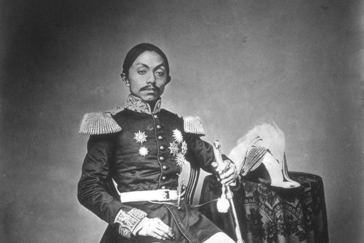 Pakubuwono IX, raja&nbsp;&nbsp;Kasunanan Surakarta Hadiningrat pada tahun 1861 sampai dengan 1893. (Tropen Museum)