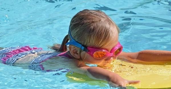 Berenang melatih keseimbangan dan motorik anak. (Pixabay/leoleobobeo)
